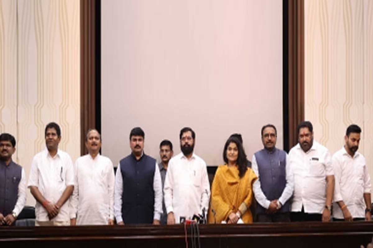 शिवसेना एक महीने में पूरी तरह खत्म, शिंदे खेमे में 12 सांसद भी शामिल